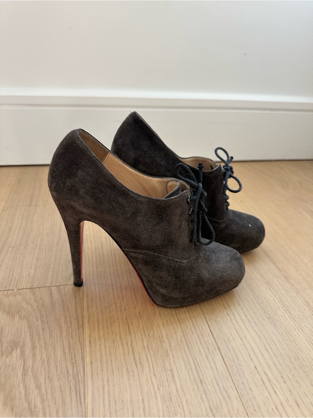 Women's High-Heel Suede Lace-Up Booties in Dark Gray